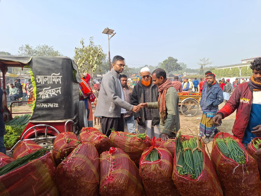 A produce buyer and seller agreeing a transaction in a Bangladeshi wholesale market
